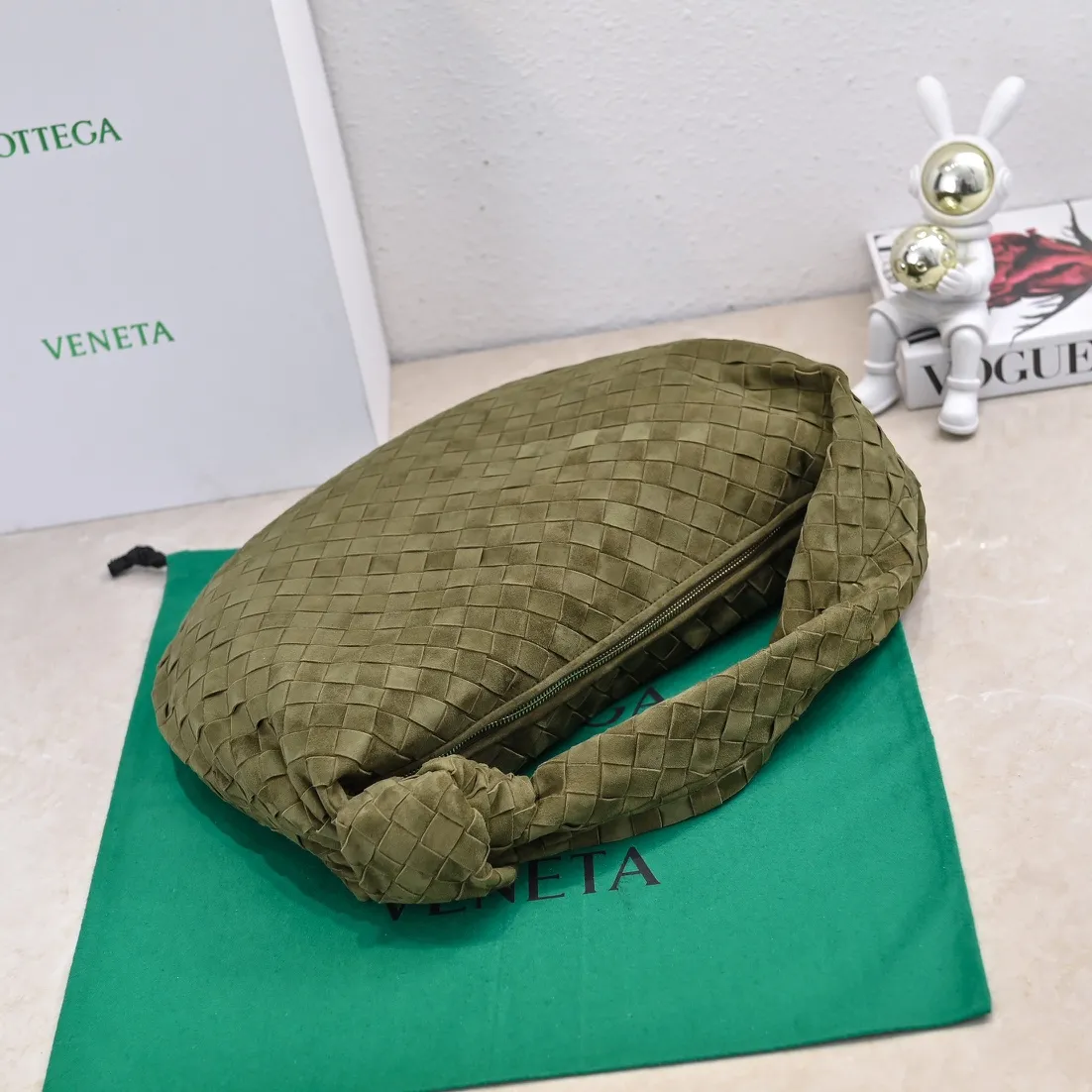 Batch 1960 #BV 𝗝𝗢𝗗𝗜𝗘# Street style’s new favorite fashionable large size 𝙟𝙤𝙙𝙞𝙚 It’s coming, it’s coming, it’s really coming! I have always thought that knitted BV is old-fashioned, until I met it - 𝙟𝙤𝙙𝙞𝙚, I realized that the original classic knitting elements and the new knot element design can be so fashionable! I have to admire Daniel Lee’s design talent! Large capacity to meet daily needs! Fashionable and versatile, it’s perfect for concave shapes, take it out to hit the streets! Size: 48*40*16 Style number: 6698